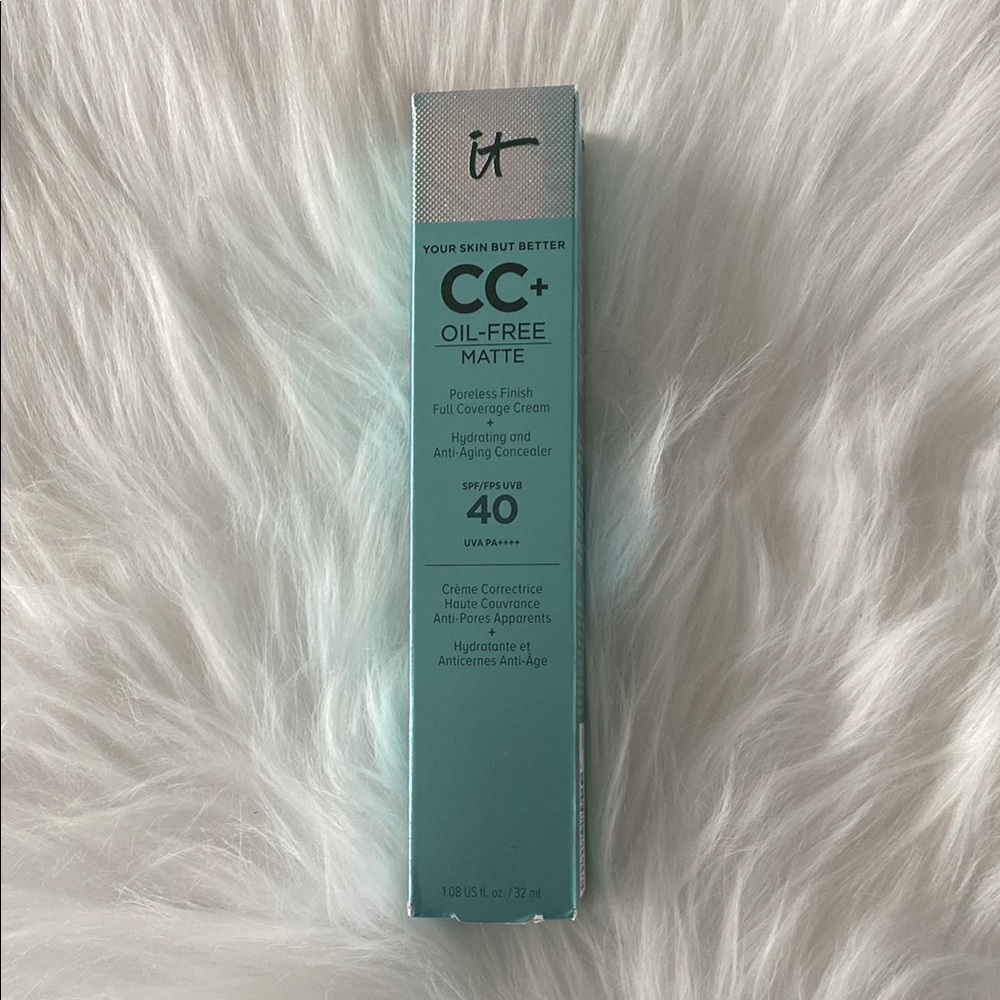 New in box It Cosmetics CC+ Oil-Free Matte in light
